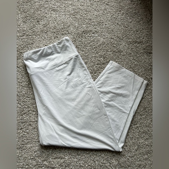 Women’s OSO Casuals White Capri Legging - Picture 2 of 6